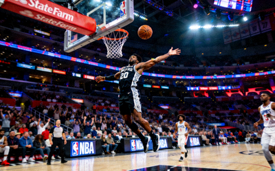 NBA篮球比赛现场，球员扣篮精彩画面